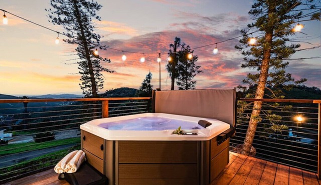 Nature Retreat w/Hot Tub, Fire Pit, Views, Privacy in Vista