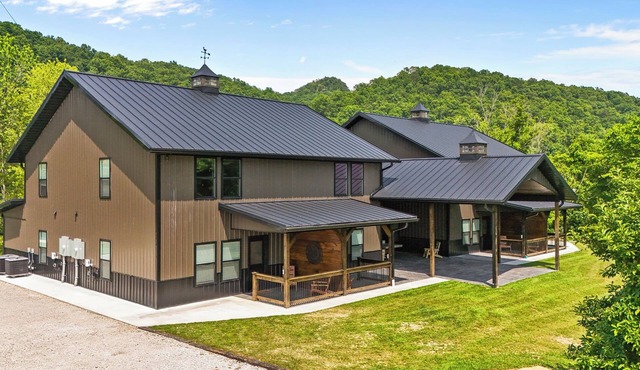 New Barndominium/12 Guest/2 Hot Tubs/2 Kitchens/2 Firepits in Stanton