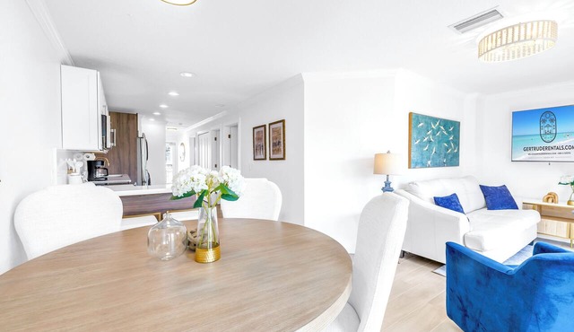 NEW LISTING! Village Breeze - Heated Pool, Private Patio, Village and Beach! in Siesta Key