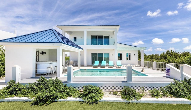 New & Unique Villa Blue Top! Waterfront 3 Bedrooms