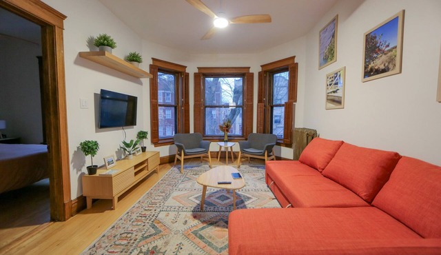Newgard Nest I Walk to Loyola, Beaches & CTA l Bright 2nd FL Apt w/Free Parking in Chicago