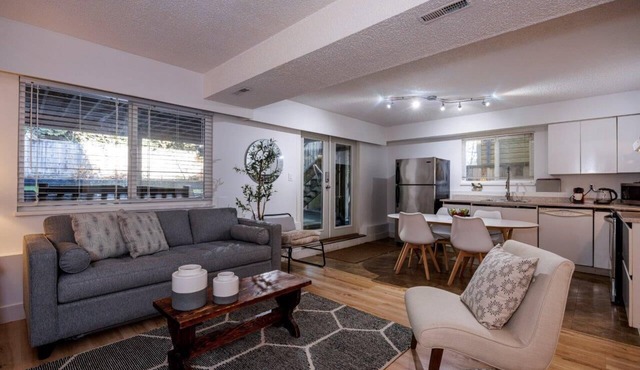 North Vancouver Family-Friendly Retreat | Huge Private Patio & Yard in North Vancouver