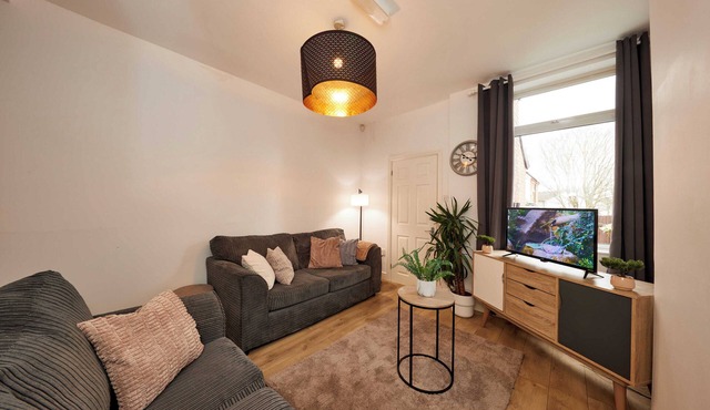 Nottingham City Centre, Family Home, with Parking & Garden. Pet Friendly. in Nottingham