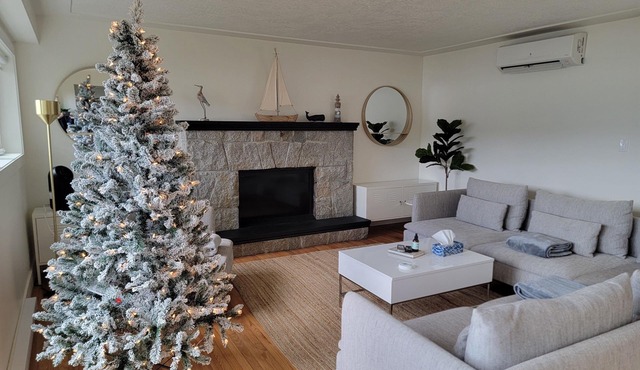 Oceanfront Cottage with Hot Tub close to Wineries in Cobble Hill