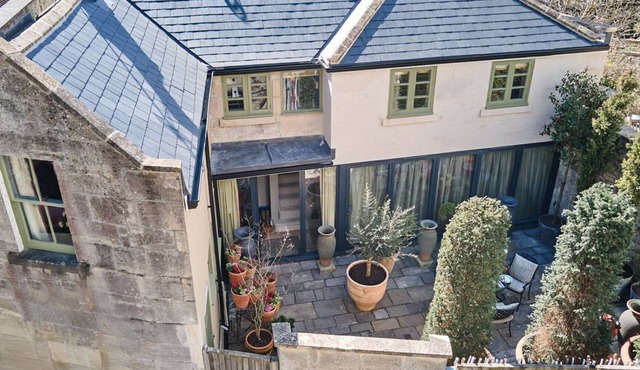 Oppulent Lansdown Crescent Mews House with Free parking - Pass the Keys in Bath