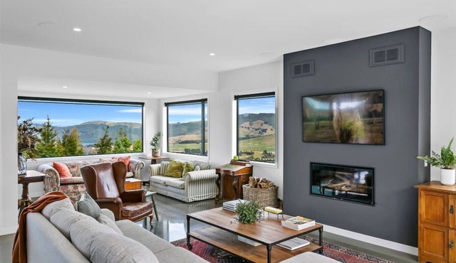 Peaceful Luxury Retreat - with Spa Pool, a spacious, beautiful, private property with stunning views in Taupō