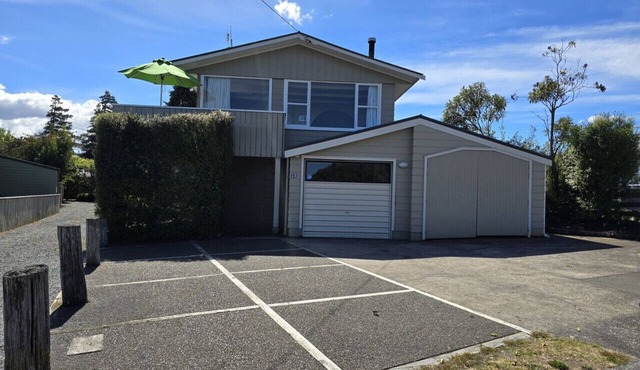 Pencarrow Lodge - Classic Kiwi Bach, close to Lake in Taupo
