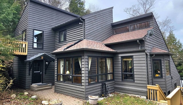 Pinecrest on the Lake, 4BR Waterfront, Dock, 4 Season Cottage, Private in Haliburton