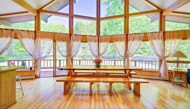 Pocono Chalet ~ Sauna ~ Hot Tub~ Game Room ~ Fireplaces in Tafton