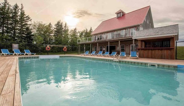 Private, Executive Condo with Hot Tub in Cavendish
