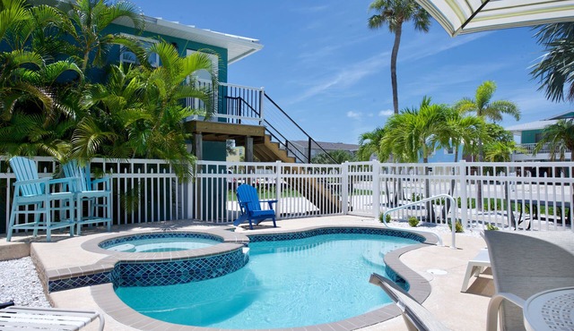 🐚Private Pool + Great Outdoor Living Space- Walk2Bch-Cozy Cottage in Fort Myers Beach