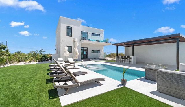 Private Pool Villa Near Grace Bay, Fire Pit & BBQ