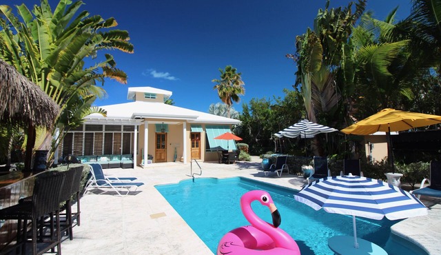 Private Pool with fun Tiki Bar/Sleeps 6/4 minute walk to Grace Bay