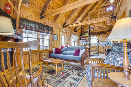Quaint Dahlonega Cabin w/Cavenders Creek Access! in Dahlonega