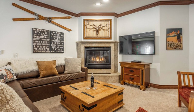Refined Rustic Retreat | Walk to Canyon Lodge, Hot Tub, Sauna & Garage in Mammoth Lakes