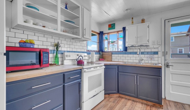 Renovated & Clean 'Original' OBX Bungalow, Direct Beach & Pier Access + EZ Cart in Kill Devil Hills