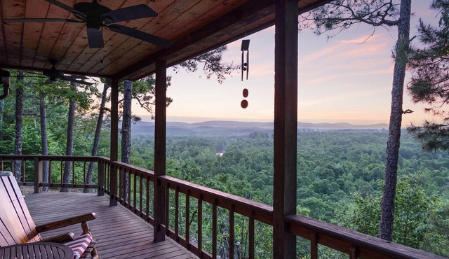 Romantic Couples Cabin! Enjoy breathtaking sunrise views and quiet seclusion. in Smithville