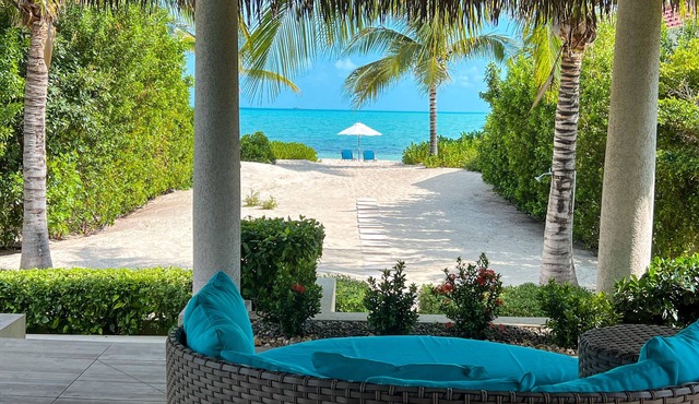 Romantic Getaway, LOWEST DENSITY on the Island, STAND ALONE BUNGALOWS!