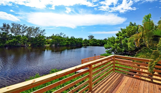 Romantic Lakefront Two bedroom unit W/access to Heated Pool and More in Siesta Key