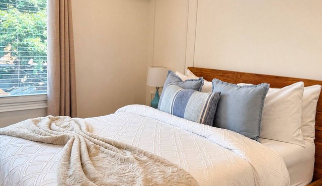 Sapphire Luxury 1BR Plus Sofa Bed Apartment in Toronto