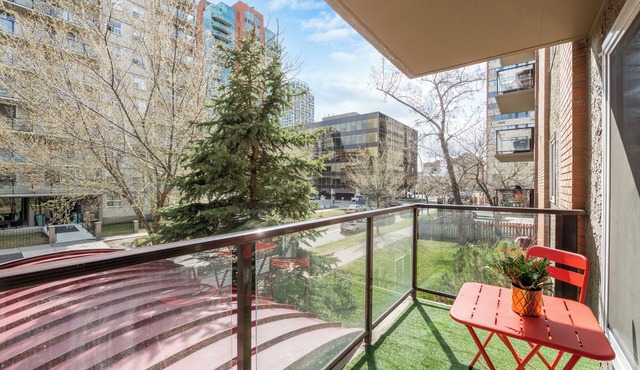 Serene Family Friendly Downtown Getaway! in Calgary