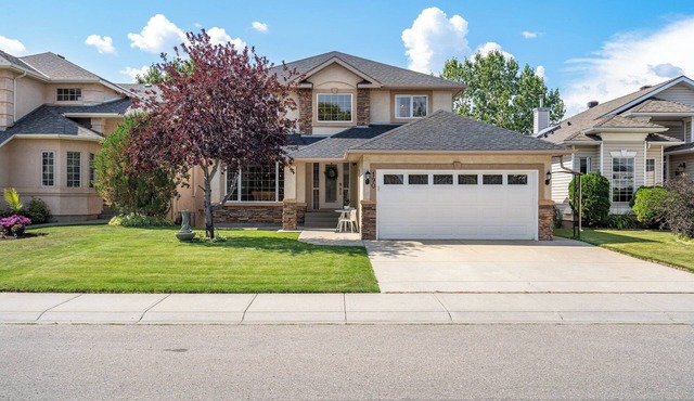 SHEER PERFECTION ~ 4BD, 2.5BA, K9 Friendly, on Eagle Quest Golf Course in Calgary