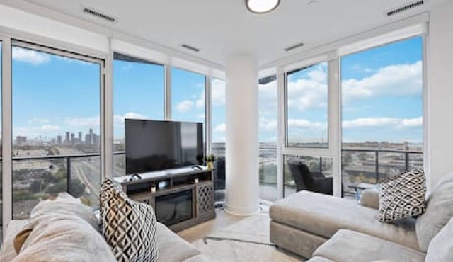 Skyline Haven - Modern 3-BD City View Retreat in Toronto