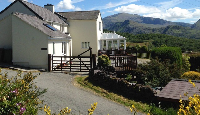 Snug, centrally Cottage With Enviable Lake and Snowdon Massif Views. in Caernarfon