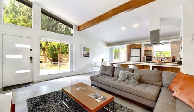 SoCo Getaway | Mid-Century Style & Pet-Friendly in Austin