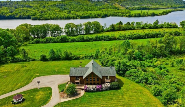 Spacious 8BD/7BA lodge Beltzville Lake, firepit, kayaks, pet-friendly, Poconos in Lehighton