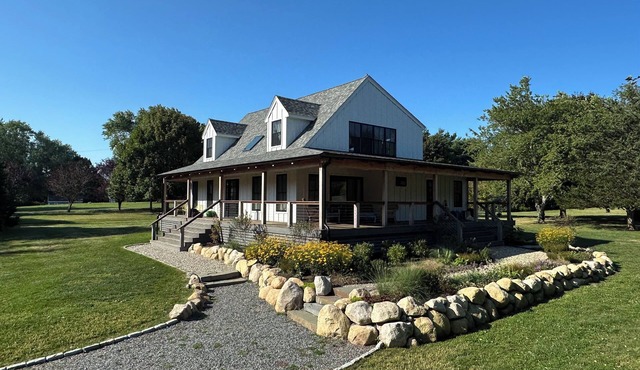 Spacious Light-Filled Coastal Retreat, 4BR/Sleeps 9, Near Beaches in Tiverton