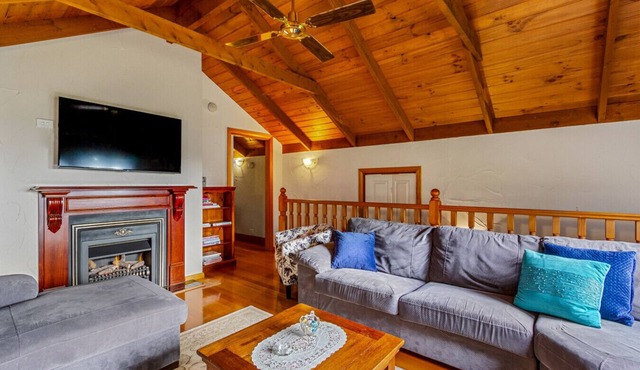StayAU Luxury Candlewick Cottage in Dandenong in Mount Dandenong