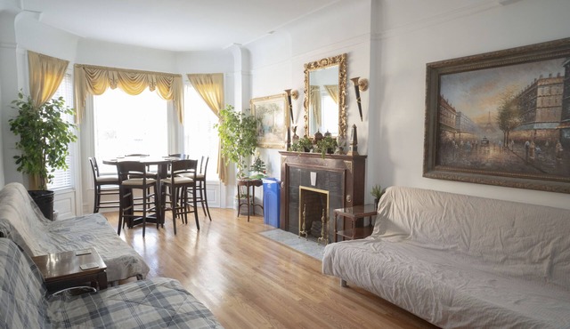 Stone Mansion Sleeps 10-20 Free Parking Near Lake, Red Line and Wrigley in Chicago