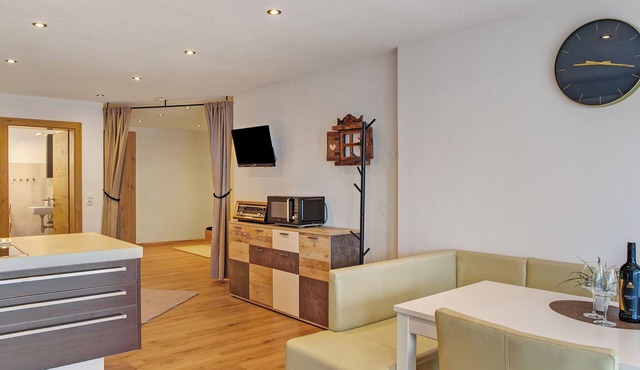 Studio 'Gabl' with Mountain View, Shared Terrace and Wi-Fi in Fließ