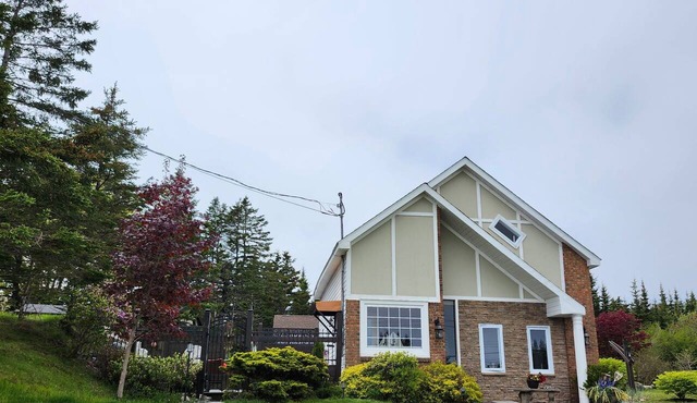 Stunning single home getaway on the ocean, close to Halifax. in Ketch Harbour