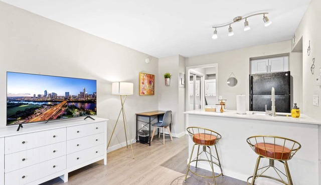 Stylish Modern Studio Close to Downtown and Domain in Austin