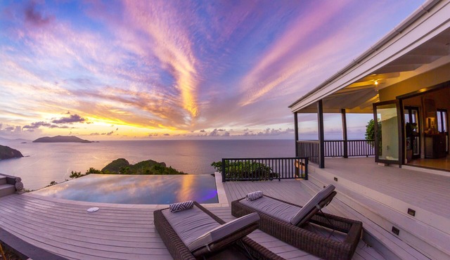 Stylish, Secluded Villa with Pool, Hot tub and Stunning Views in Mount Healthy