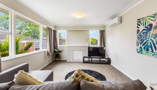 Sweet Home Sanctuary with Air-con and Parking in Auckland Central Suburbs