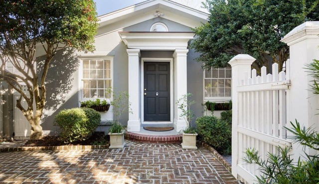The Cottage at Saint Philip Square, One Block to King, Charming Private Hideaway in Charleston