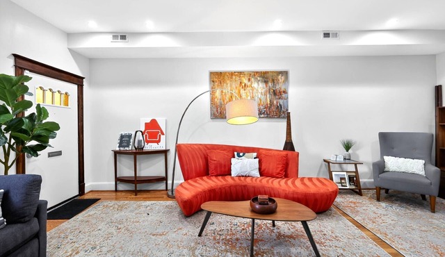 The Hearth! On site parking! Minutes to restaurants, groceries and nightlife. in Washington