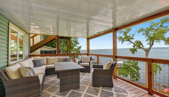 The Rod and Vine: Newly Remodeled + Close to Ithaca + Wine Country Dream Home! in Romulus