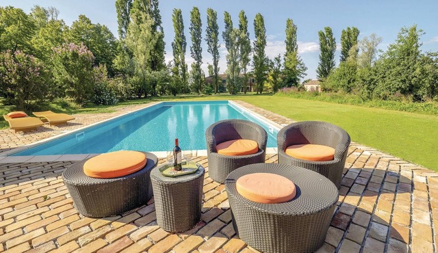 This terraced house, 2 km from Taglio di Po, is located in a beautiful estate with communal pool, su in Taglio di Po (RO)