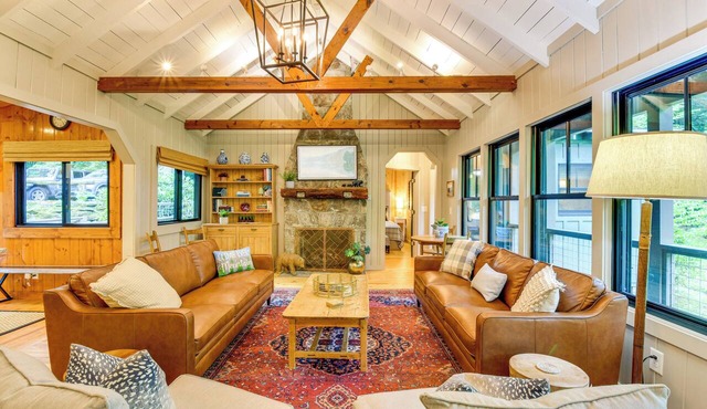 Tranquil Highlands Cottage w/Fire Pit & Stream! in Highlands