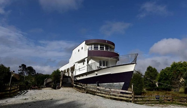 Unique Accommodation on a Ship in Waitomo Valley near Hamilton on New Zealand's North Island in Otorohanga