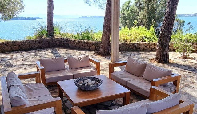 Unique view, private beach path, 5km from Corfu City, beautiful Corfiot villa. in korfu