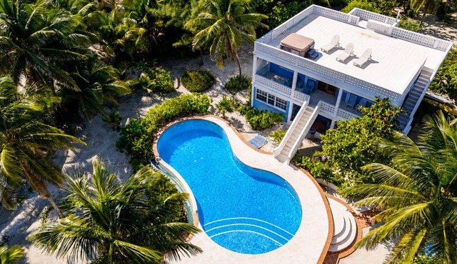 Villa Stella Di Mare - 4 Bedroom Luxurious Beachfront & Pool Villa in San Pedro
