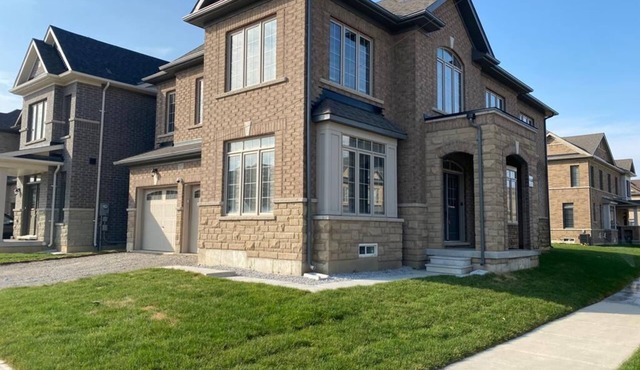 VRBO 6 Queen Beds in 6 Bedrooms with 3 Bedrooms Having Attached Bath in Brampton