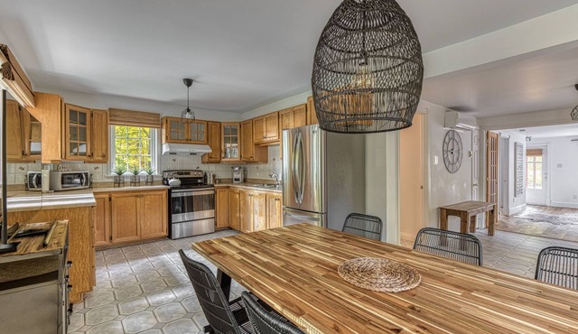 Waterfront cottage with beach just steps from Quebec City! in Saint-Laurent-de-l'Île-d'Orléans