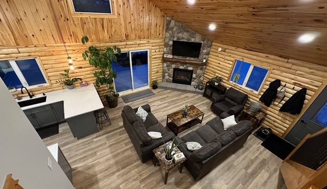 Waterfront Log Home with Beach and Hot Tub. Pet Friendly! in Clandeboye