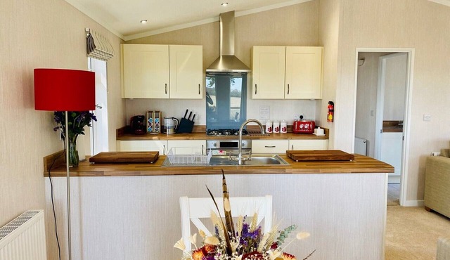 Wildflower Lodge - Luxury Lodge with Hot Tub in York